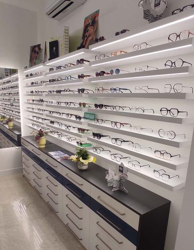Espositore e cassettiere occhiali realizzati da Raimondi Contract in Sicilia per l'ottica Ilardo