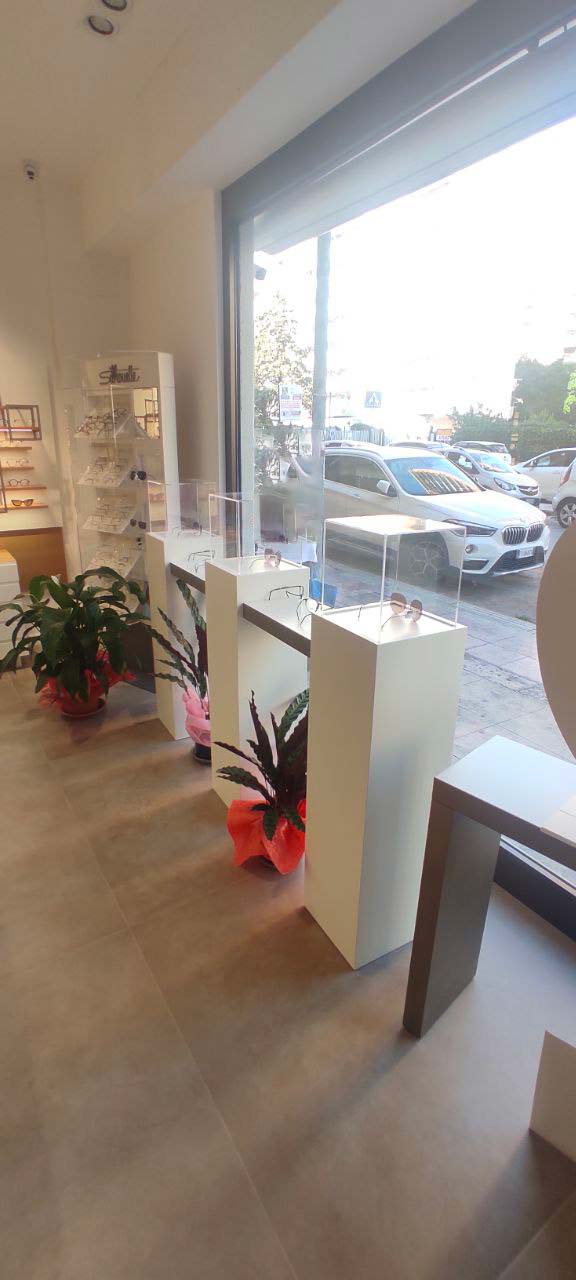 Espositori da vetrina realizzati per l'ottica Cangemi di Palermo dalla Raimondi Contract