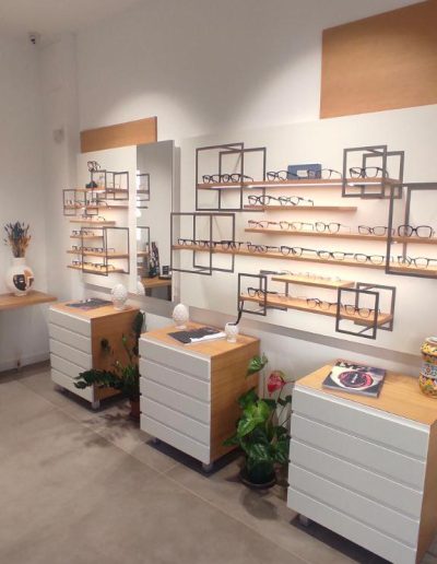 Grandi mensole per negozio di ottica a Palermo