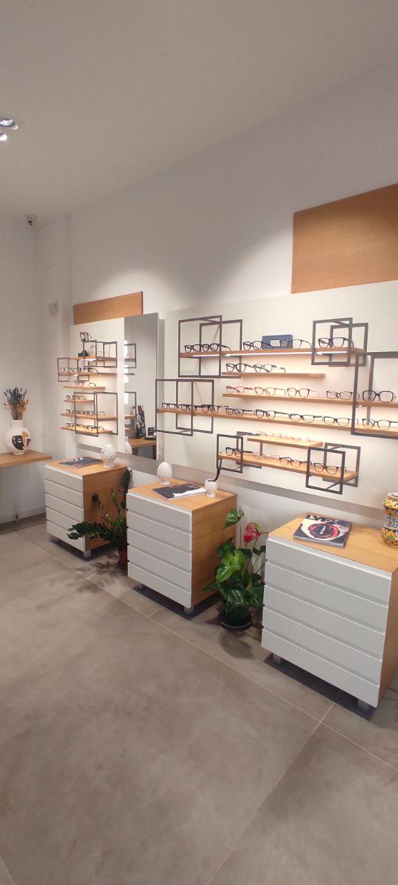 Grandi mensole per negozio di ottica a Palermo